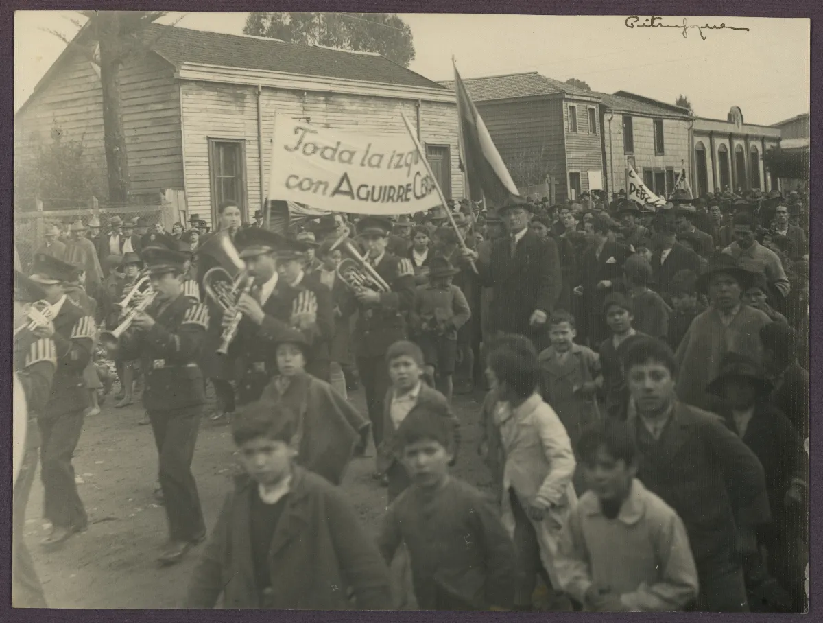 Manifestación de apoyo presidencial con banda de música en Pitrufquén — Pitrufquén — 1939 | Chile de Ayer