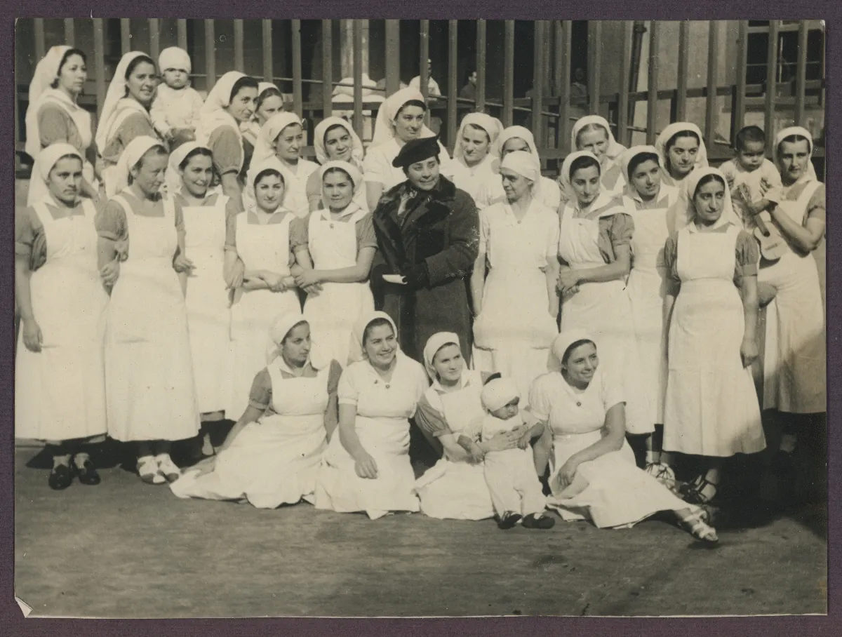 Visita de Juanita Aguirre a un hospital — Pitrufquén — 1939 | Chile de Ayer