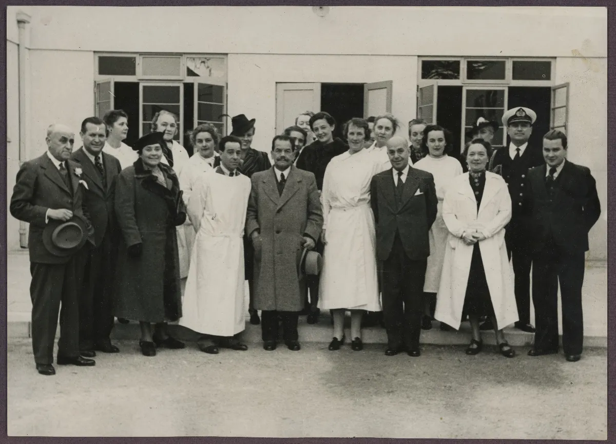 Visita de Juanita Aguirre a un hospital — Pitrufquén — 1939 | Chile de Ayer