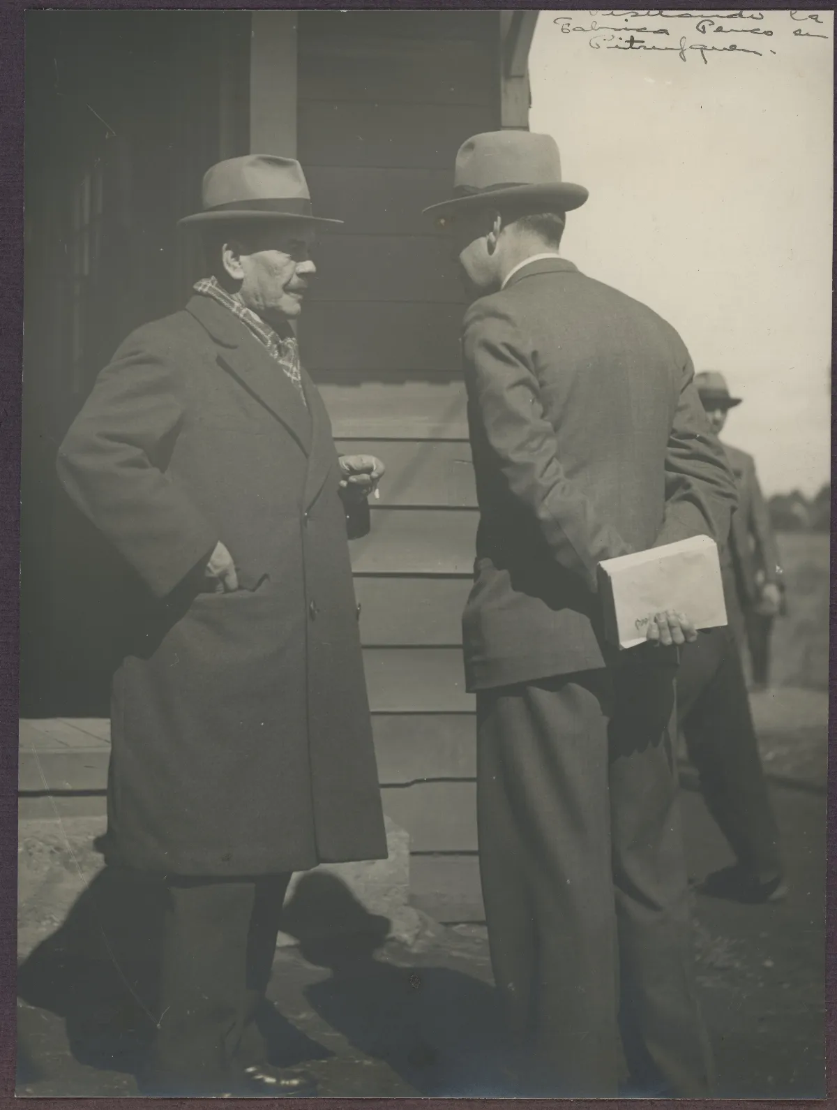 Presidente Aguirre Cerda en conversación con autoridades de Pitrufquén — Pitrufquén — 1939 | Chile de Ayer