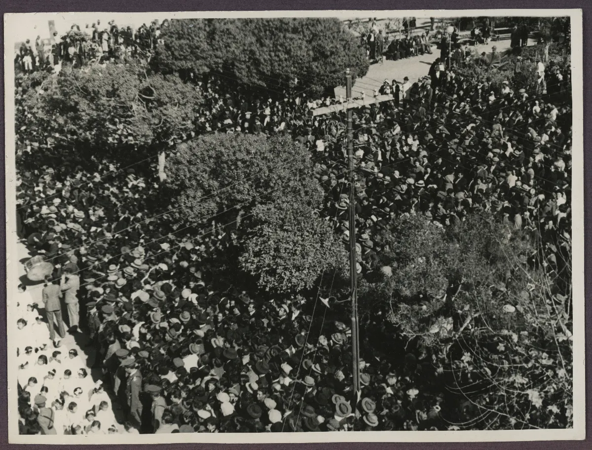 Acto cívico masivo con gran concentración de público — aprox. 1939 | Chile de Ayer