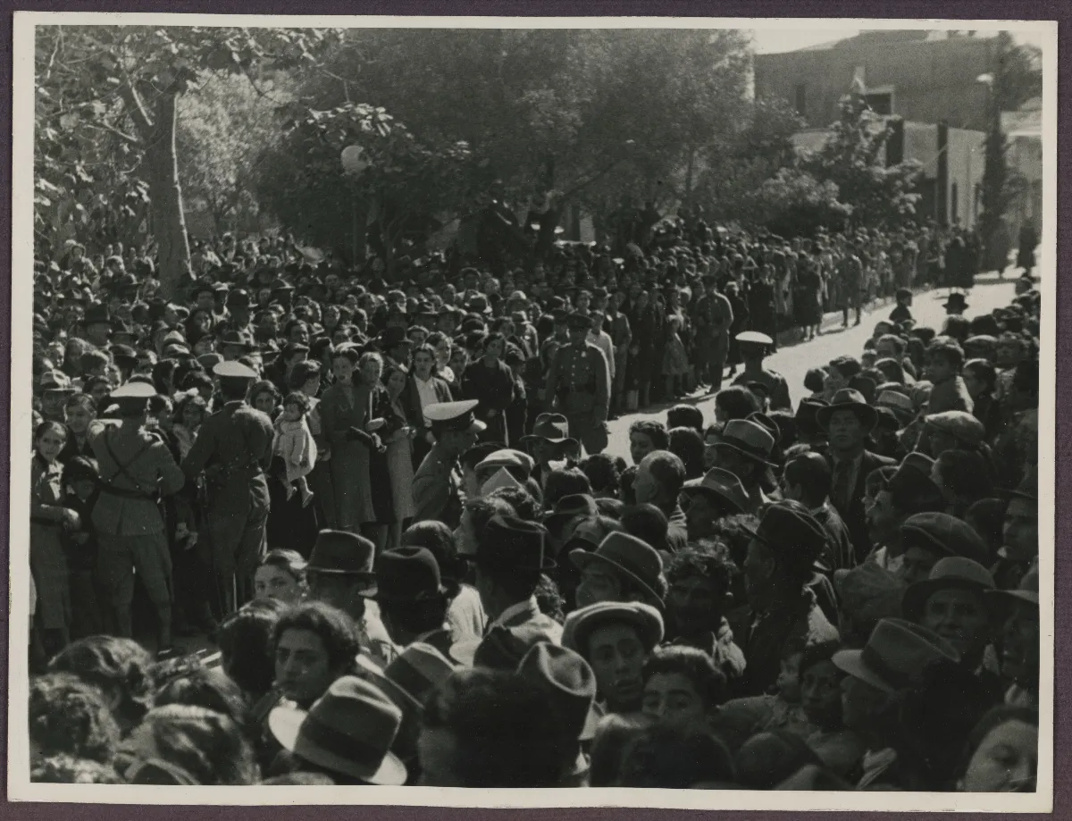 Acto oficial presidencial ante multitud en plaza pública — aprox. 1939 | Chile de Ayer