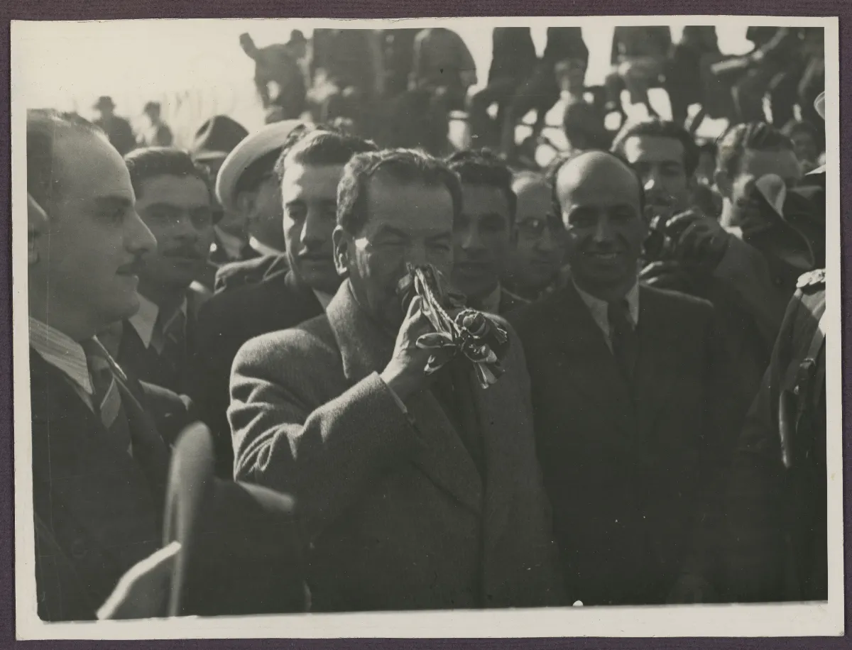 Presidente Aguirre Cerda saludando a multitud en acto cívico oficial — aprox. 1938 | Chile de Ayer