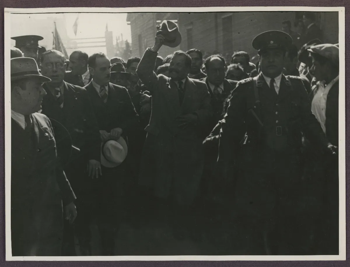 Pedro Aguirre Cerda en acto oficial rodeado de autoridades castrenses — Santiago — aprox. 1939 | Chile de Ayer