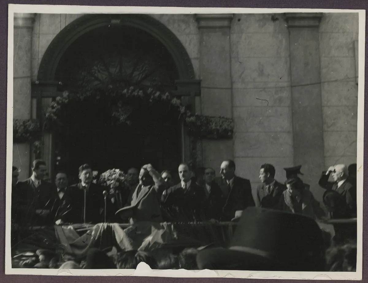 Autoridades en ceremonia oficial frente a edificio neoclásico — Santiago — aprox. 1940 | Chile de Ayer