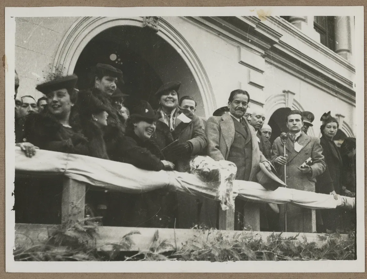 Presidente Aguirre Cerda en ceremonia de inauguración con corte de cinta — aprox. 1939 | Chile de Ayer