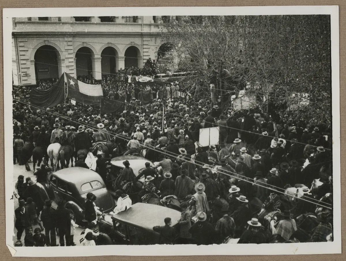 Acto presidencial con masiva asistencia popular frente a edificio oficial — aprox. 1939 | Chile de Ayer