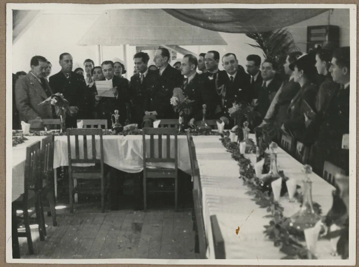 Banquete oficial con autoridades en acto protocolar — aprox. 1938 | Chile de Ayer