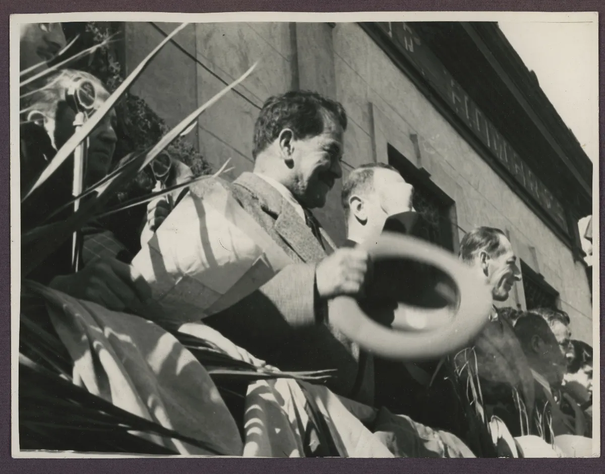 Ceremonia oficial con despliegue de autoridades militares — aprox. 1939 | Chile de Ayer