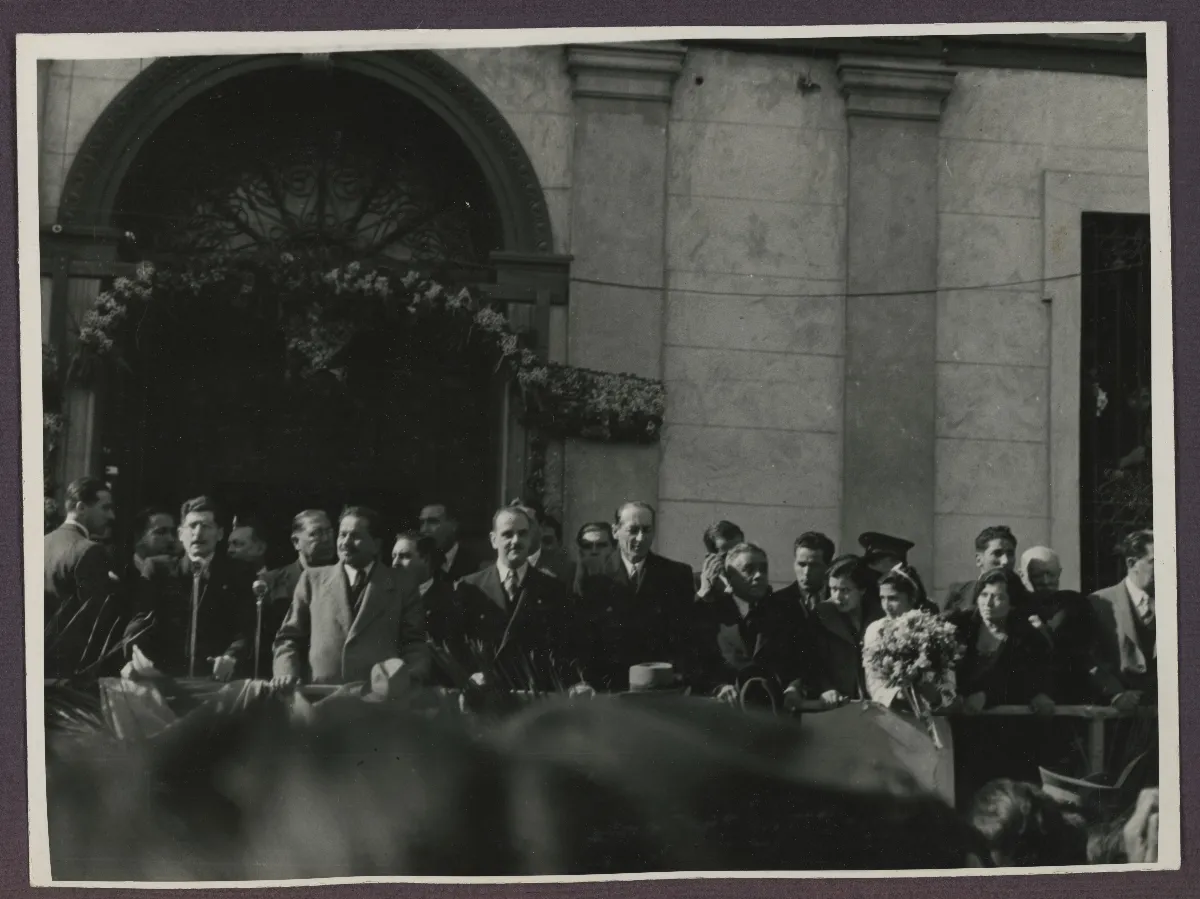 Acto oficial con autoridades en tribuna presidencial — aprox. 1940 | Chile de Ayer