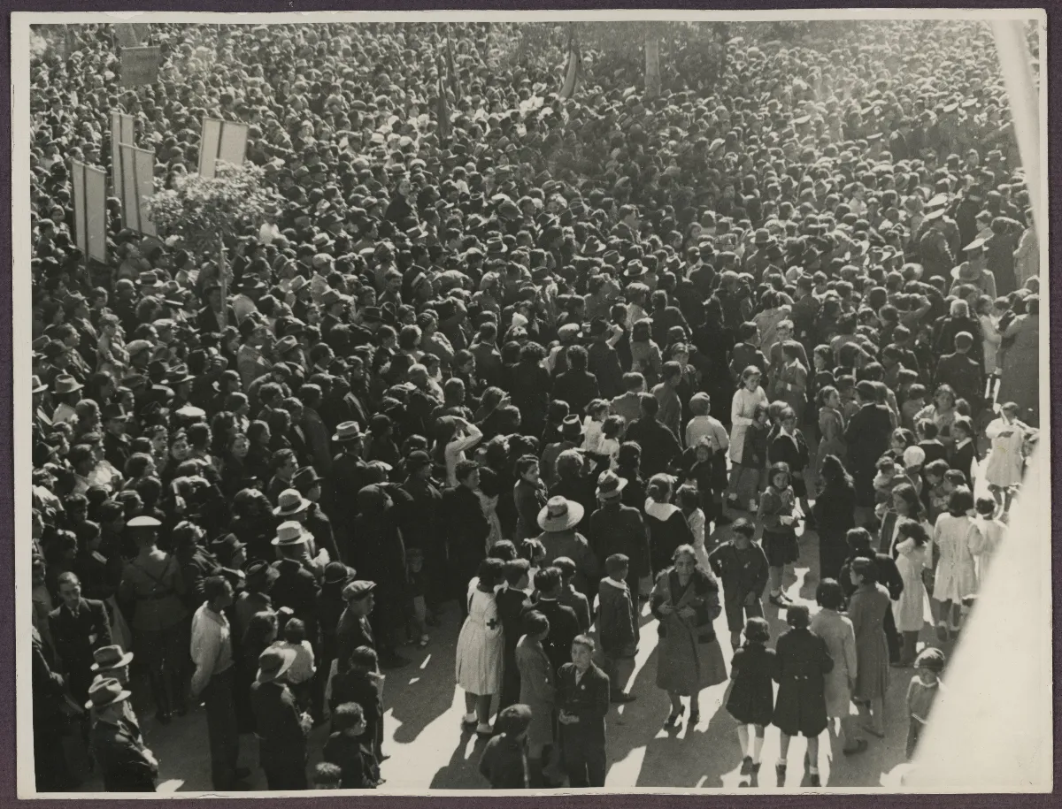 Concentración masiva de ciudadanos en acto presidencial — aprox. 1939 | Chile de Ayer