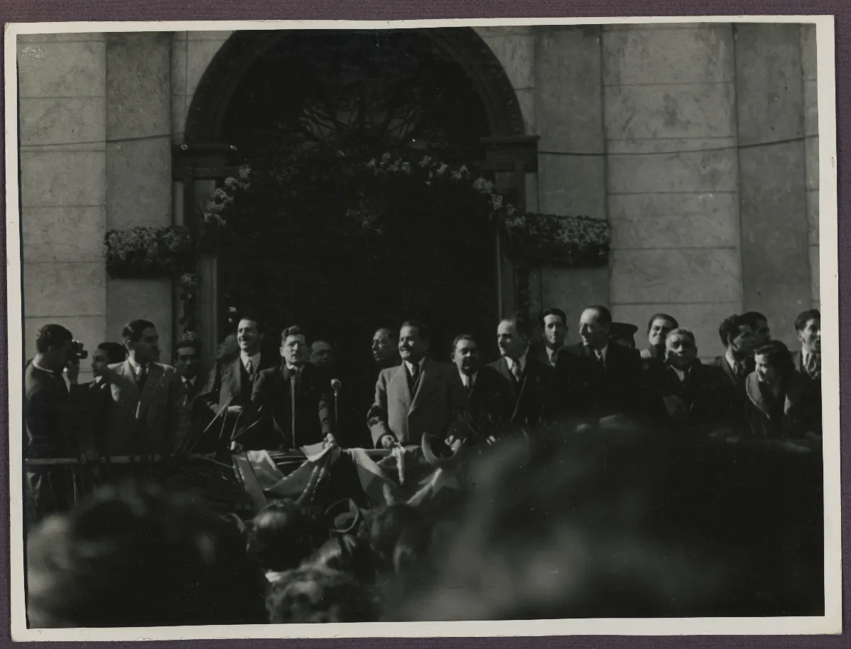 Pedro Aguirre Cerda en acto oficial con delegación militar — aprox. 1939 | Chile de Ayer