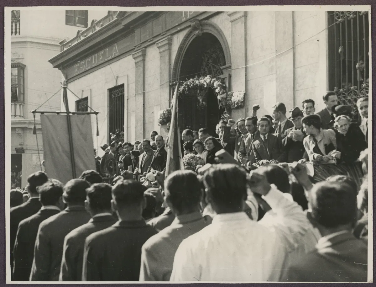 Acto oficial con autoridades y multitud ante edificio neoclásico — aprox. 1939 | Chile de Ayer