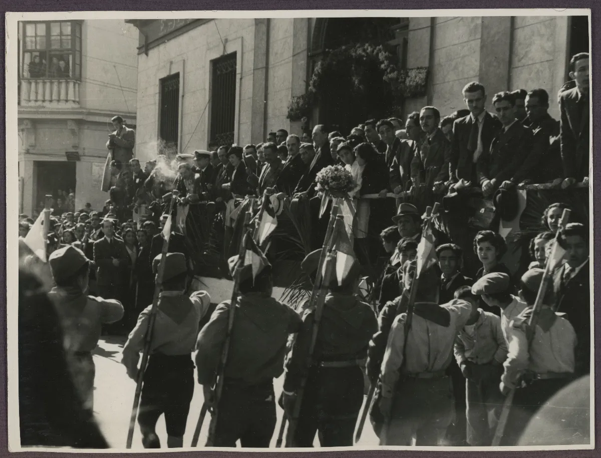 Presidente Pedro Aguirre Cerda en acto oficial ante multitud de ciudadanos — aprox. 1939 | Chile de Ayer