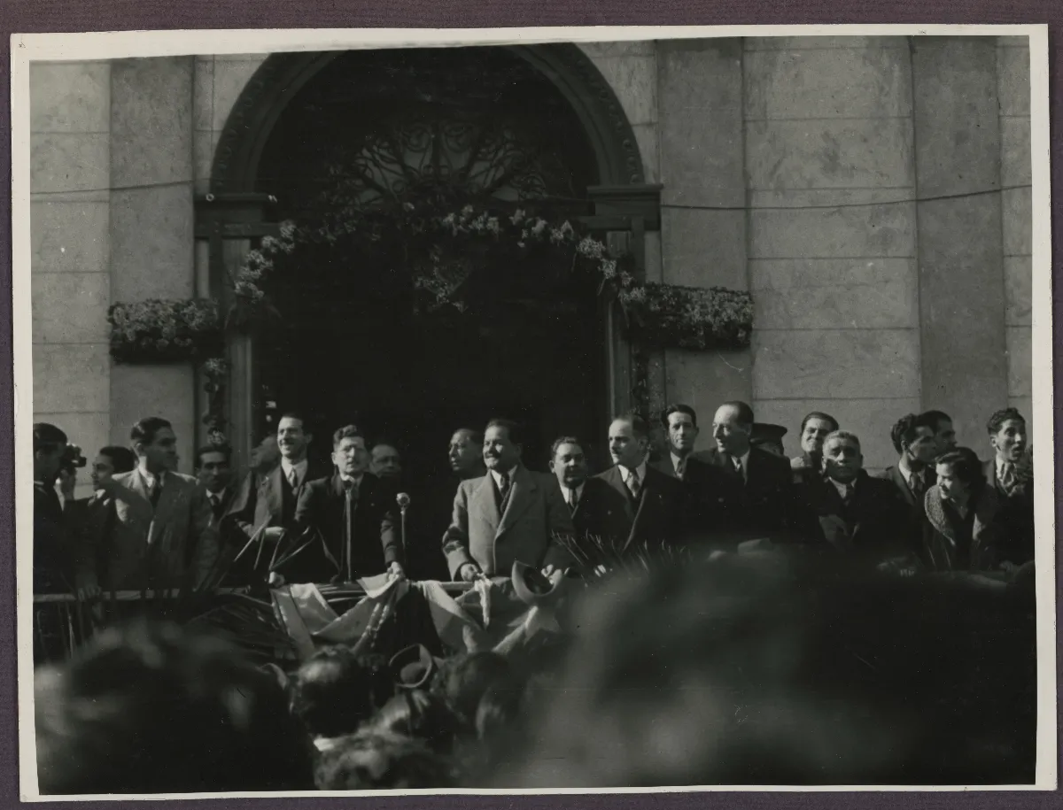 Pedro Aguirre Cerda preside acto oficial de inauguración ante autoridades — aprox. 1939 | Chile de Ayer