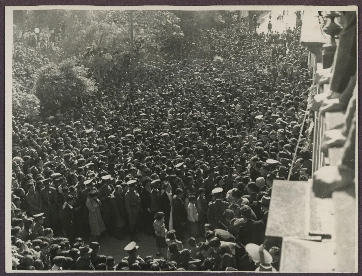 Presidente Aguirre Cerda en acto público ante multitud en plaza cívica — aprox. 1939 | Chile de Ayer