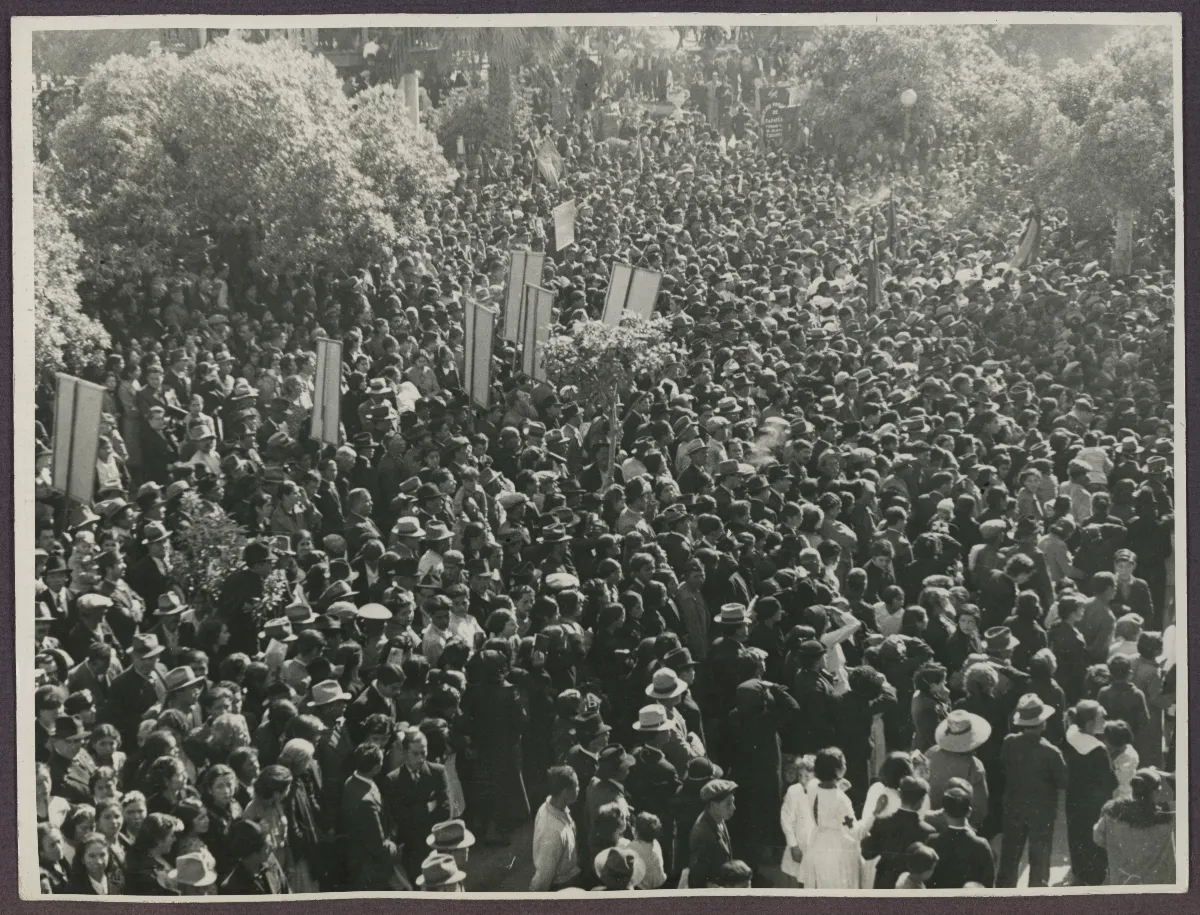 Acto cívico presidencial ante multitud en plaza pública — aprox. 1939 | Chile de Ayer
