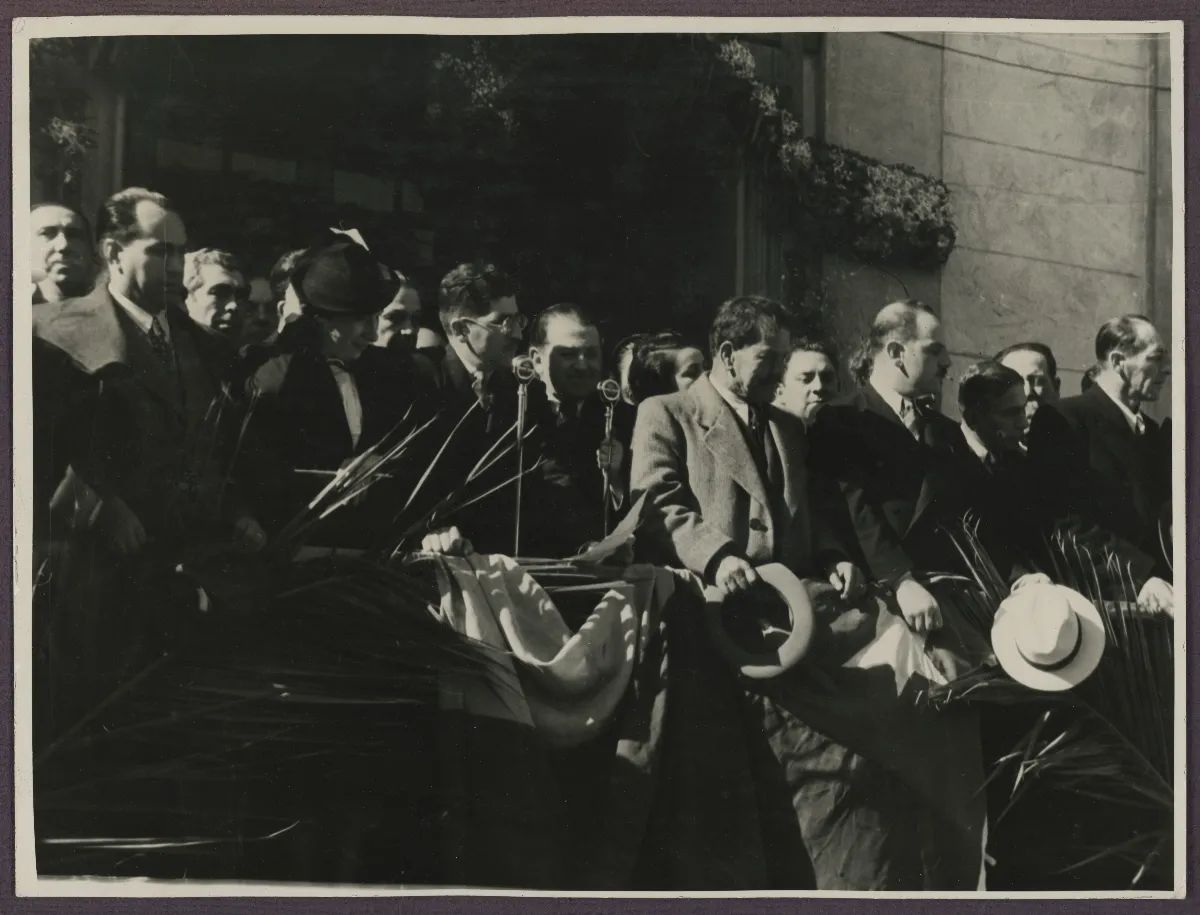 Pedro Aguirre Cerda en ceremonia oficial con autoridades civiles y militares — aprox. 1940 | Chile de Ayer