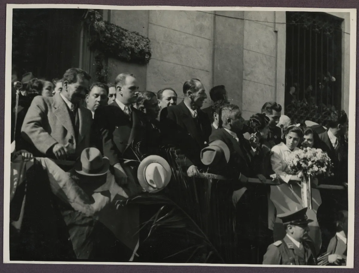Pedro Aguirre Cerda en acto oficial acompañado por delegación de autoridades — aprox. 1939 | Chile de Ayer