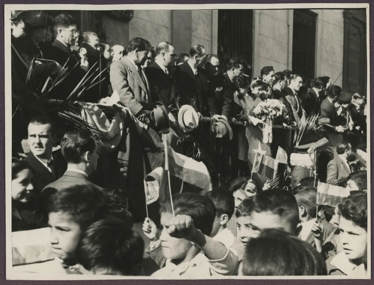 Presidente saludando a multitud con banderas en acto cívico oficial — aprox. 1939 | Chile de Ayer
