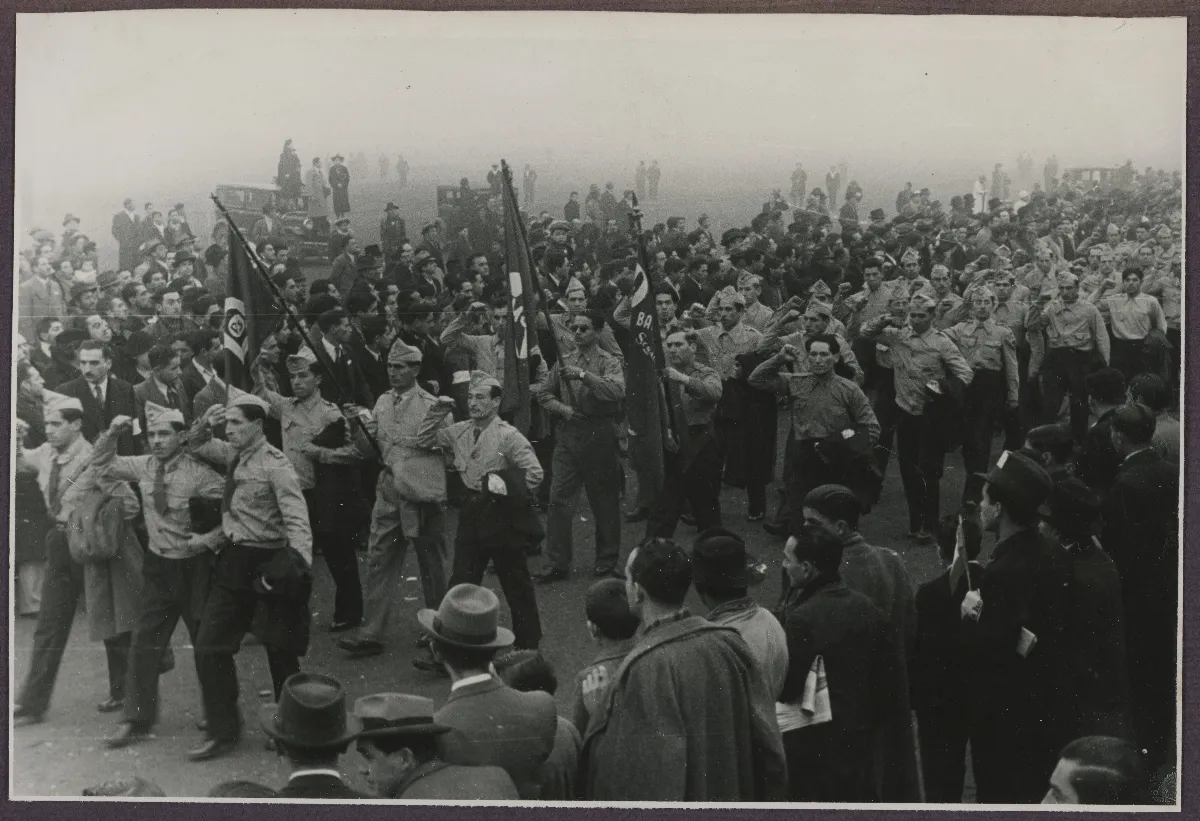 Acto oficial masivo en plaza urbana con autoridades militares y delegaciones ciudadanas — Santiago — aprox. 1939 | Chile de Ayer