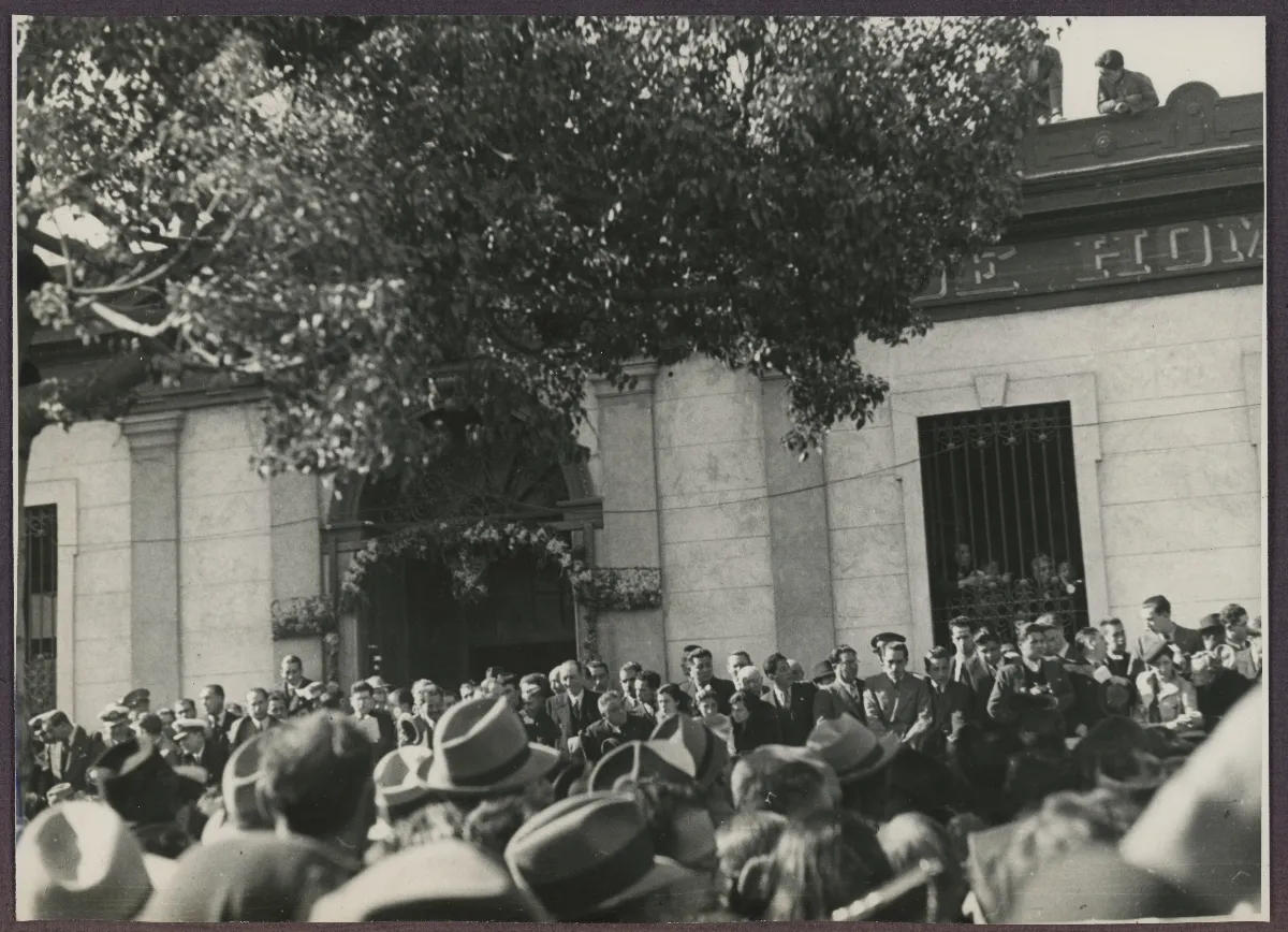 Presidente Pedro Aguirre Cerda en acto público ante multitud desde tribuna oficial — Santiago — aprox. 1940 | Chile de Ayer