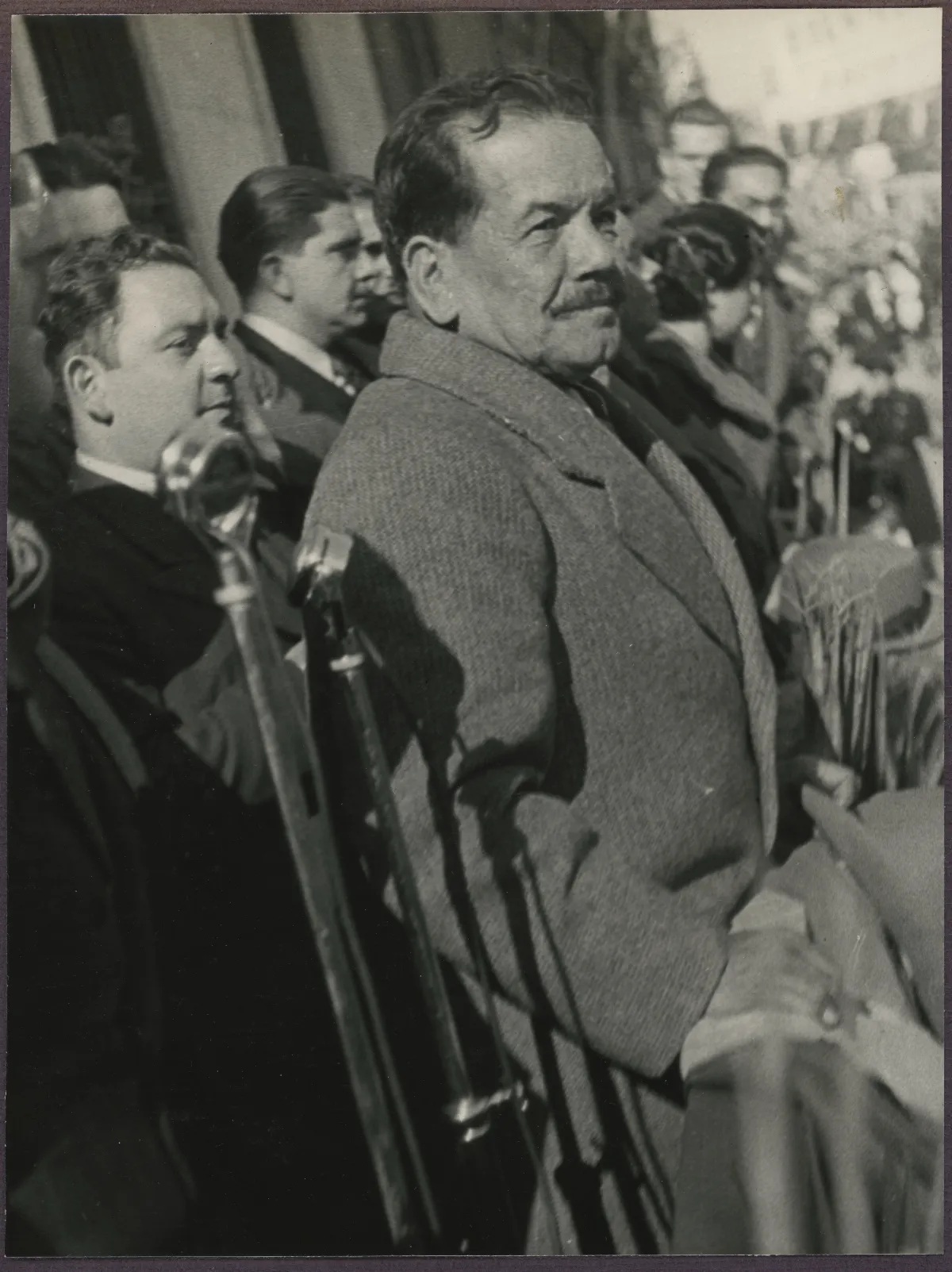 Presidente en acto oficial con micrófono — aprox. 1939 | Chile de Ayer