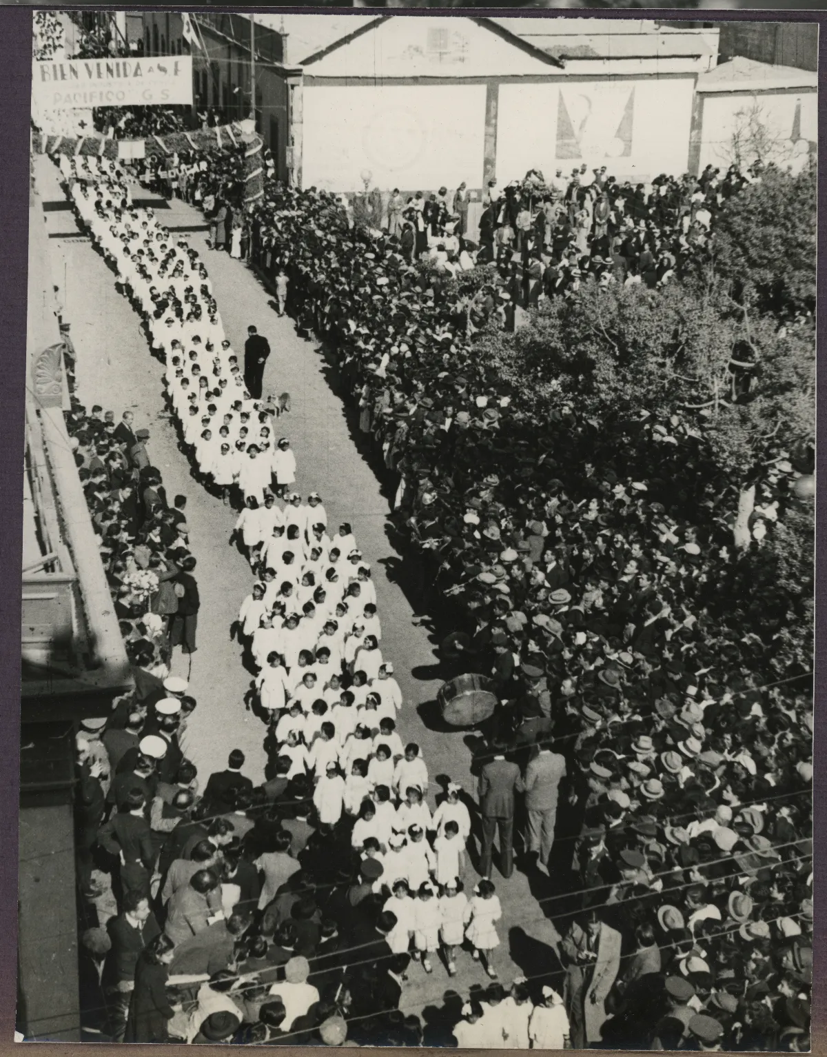 Desfile cívico masivo con escolares en procesión central — aprox. 1939 | Chile de Ayer