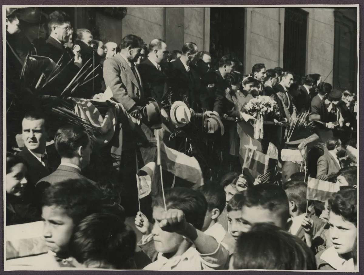 Acto cívico oficial con multitud portando banderas chilenas — aprox. 1939 | Chile de Ayer