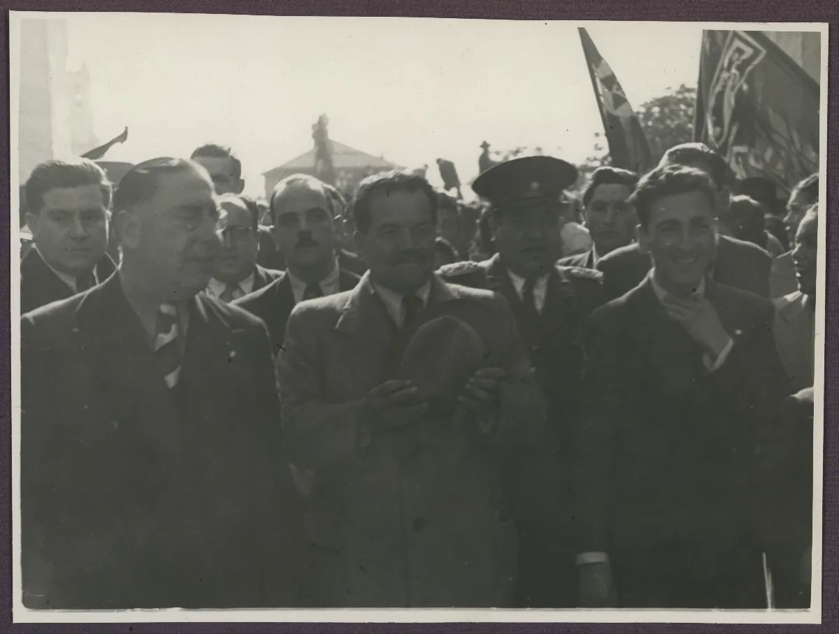 Presidente acompañado de autoridades en acto cívico oficial — aprox. 1940 | Chile de Ayer
