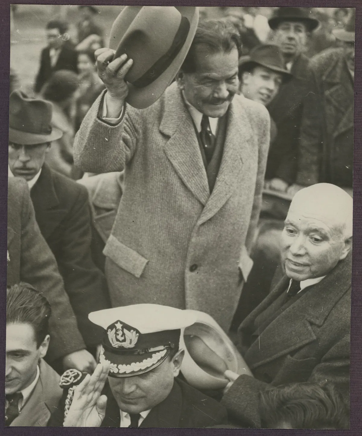 Presidente Aguirre Cerda saludando en acto oficial con autoridades — aprox. 1939 | Chile de Ayer