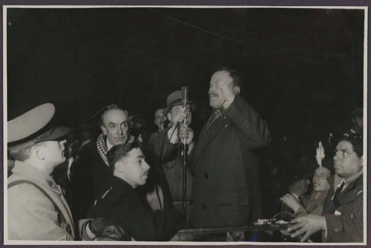 Pedro Aguirre Cerda en acto oficial nocturno con autoridades — aprox. 1939 | Chile de Ayer