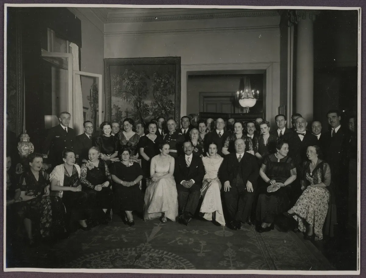 Acto oficial con delegación de autoridades en salón presidencial — Santiago — aprox. 1939 | Chile de Ayer