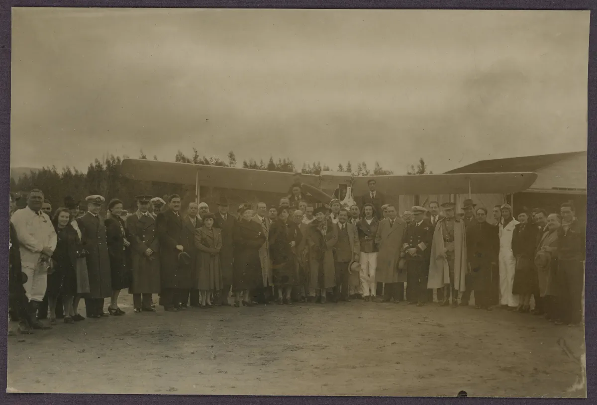Acto oficial del presidente con delegación regional en zona de colonización forestal — aprox. 1939 | Chile de Ayer