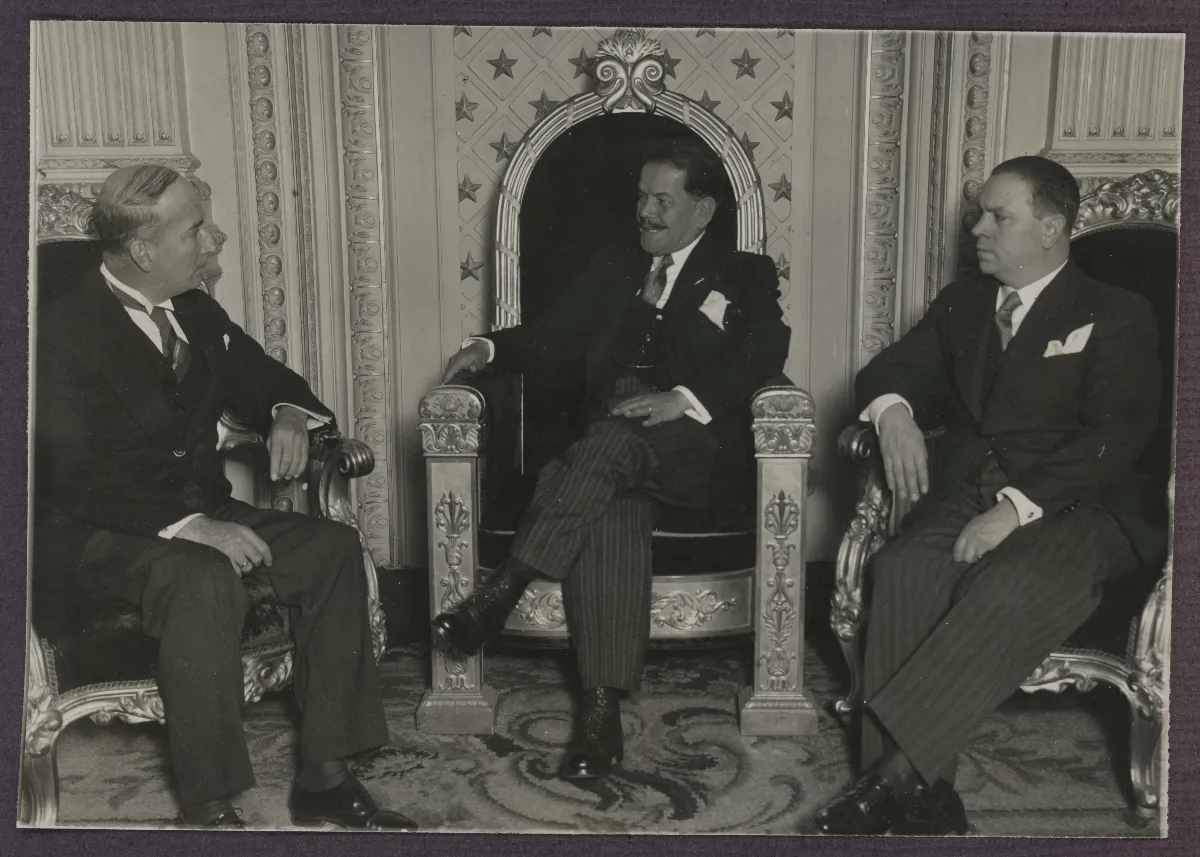 Presidente Pedro Aguirre Cerda en audiencia oficial en la Moneda — Santiago — aprox. 1939 | Chile de Ayer