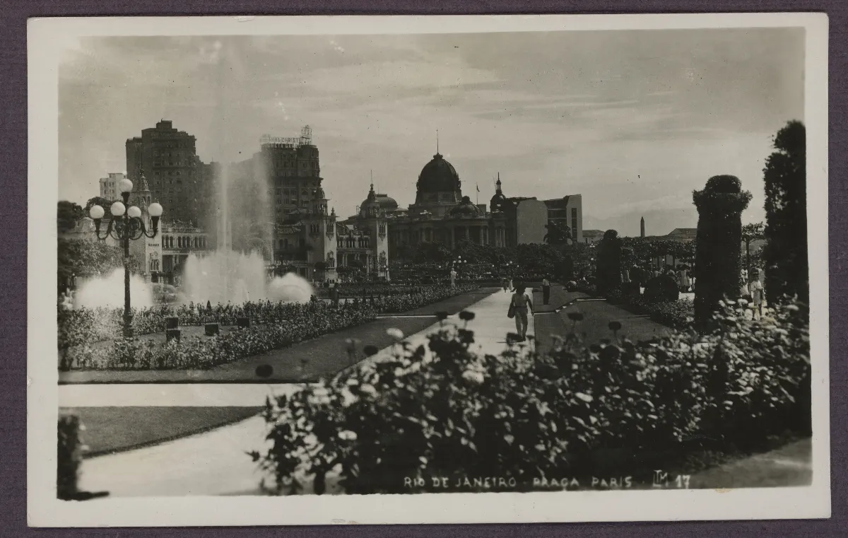 Acto cívico masivo en la Plaza París de Santiago con asistencia presidencial — Santiago — aprox. 1939 | Chile de Ayer