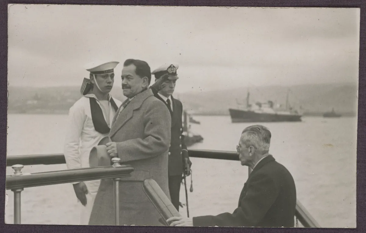 Presidente Pedro Aguirre Cerda en inspección de puerto — aprox. 1939 | Chile de Ayer