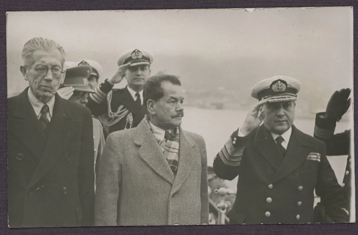 Presidente en acto oficial con oficiales de la Armada — aprox. 1939 | Chile de Ayer