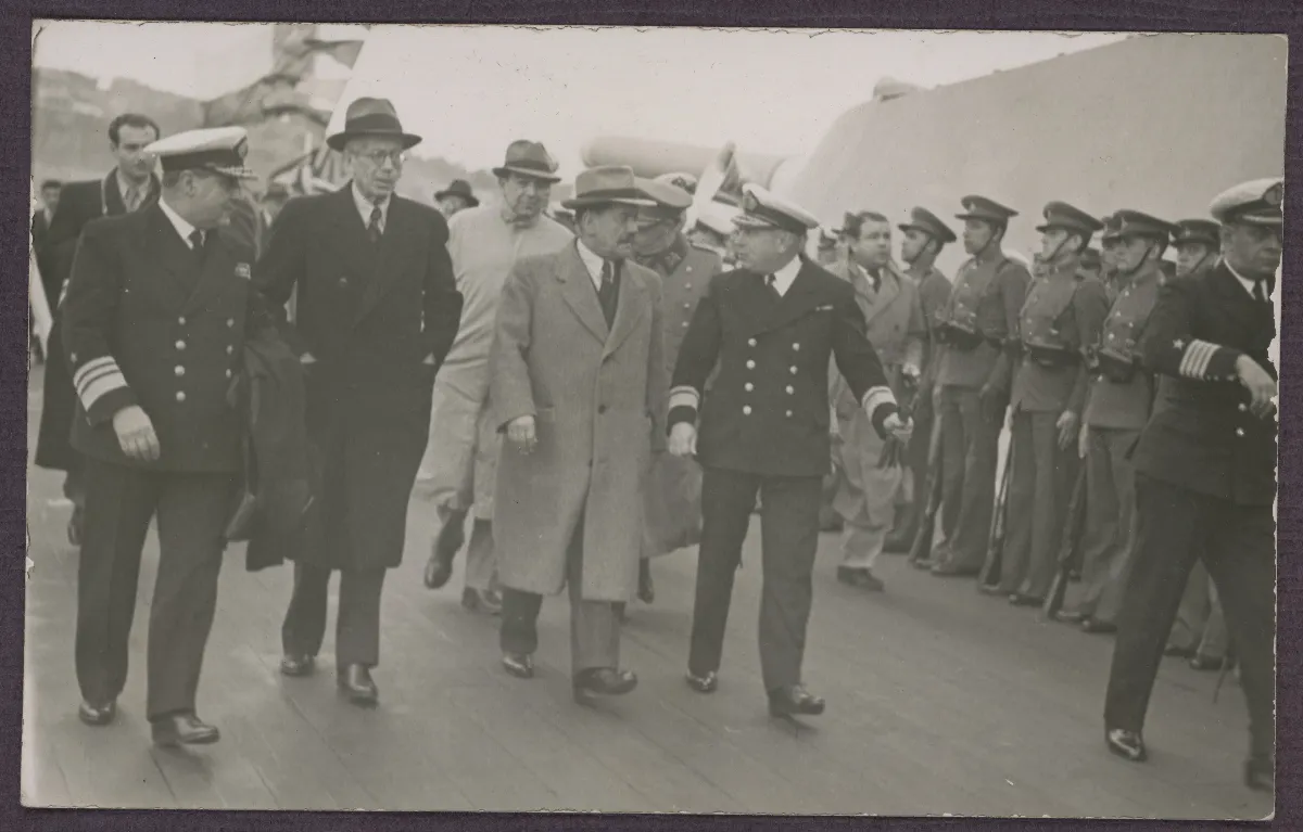 Presidente Pedro Aguirre Cerda en acto oficial con delegación militar — aprox. 1939 | Chile de Ayer