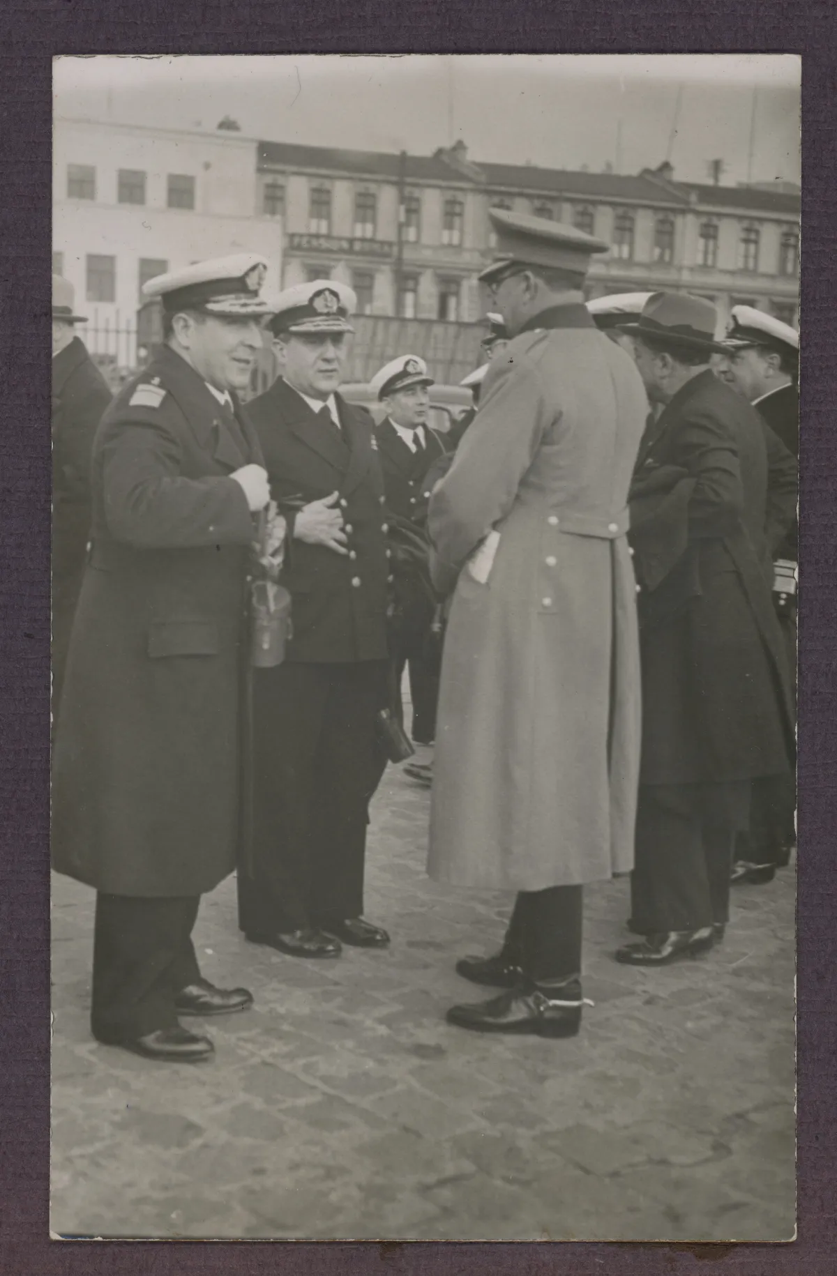 Presidente en acto oficial con autoridades militares — Santiago — aprox. 1939 | Chile de Ayer
