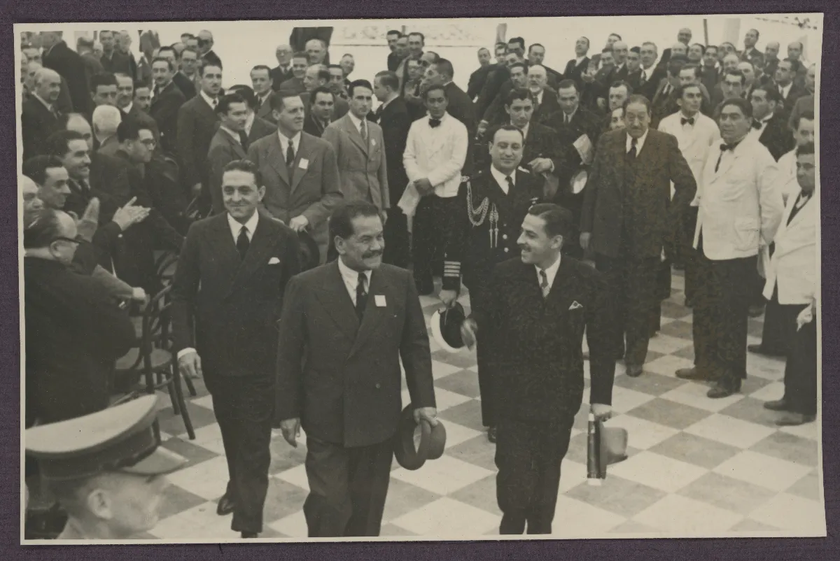 Presidente Pedro Aguirre Cerda en acto oficial con comitiva militar — Santiago — aprox. 1939 | Chile de Ayer