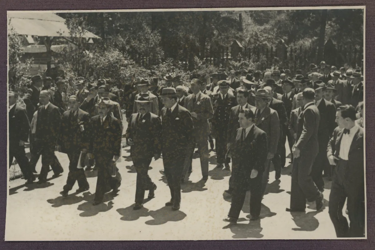 Acto oficial presidencial con autoridades civiles reunidas — aprox. 1939 | Chile de Ayer
