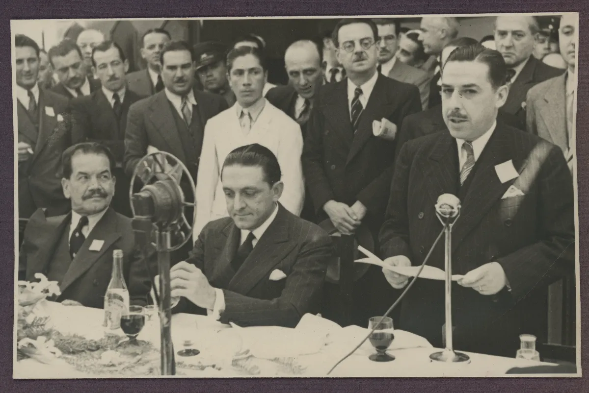 Presidente Pedro Aguirre Cerda en acto oficial con brindis de autoridades — aprox. 1939 | Chile de Ayer