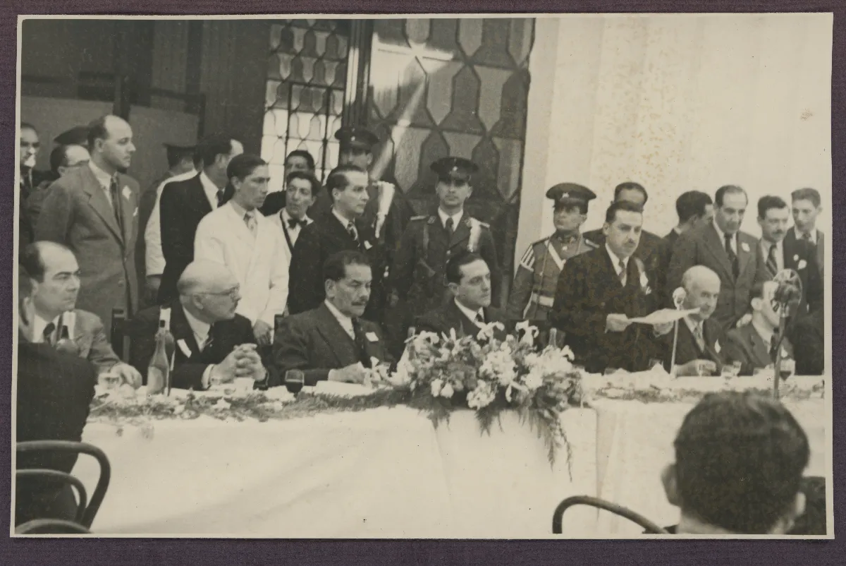 Almuerzo o banquete oficial con autoridades civiles y militares — aprox. 1940 | Chile de Ayer