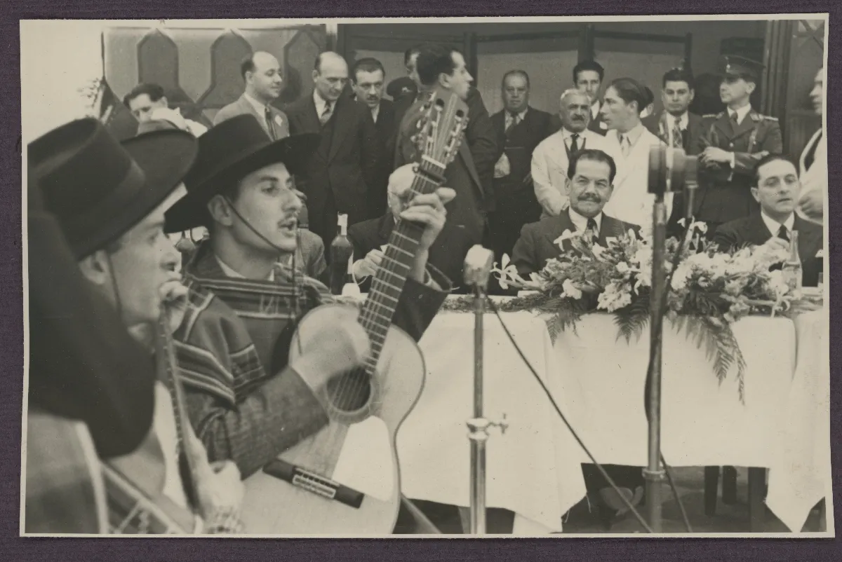 Acto oficial con presentación de música tradicional chilena — aprox. 1939 | Chile de Ayer