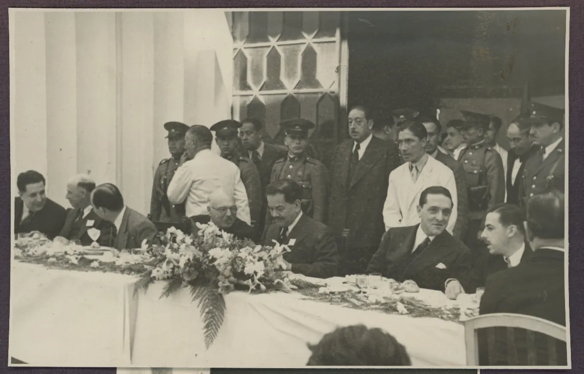 Acto oficial presidencial con autoridades civiles y militares en banquete — aprox. 1940 | Chile de Ayer