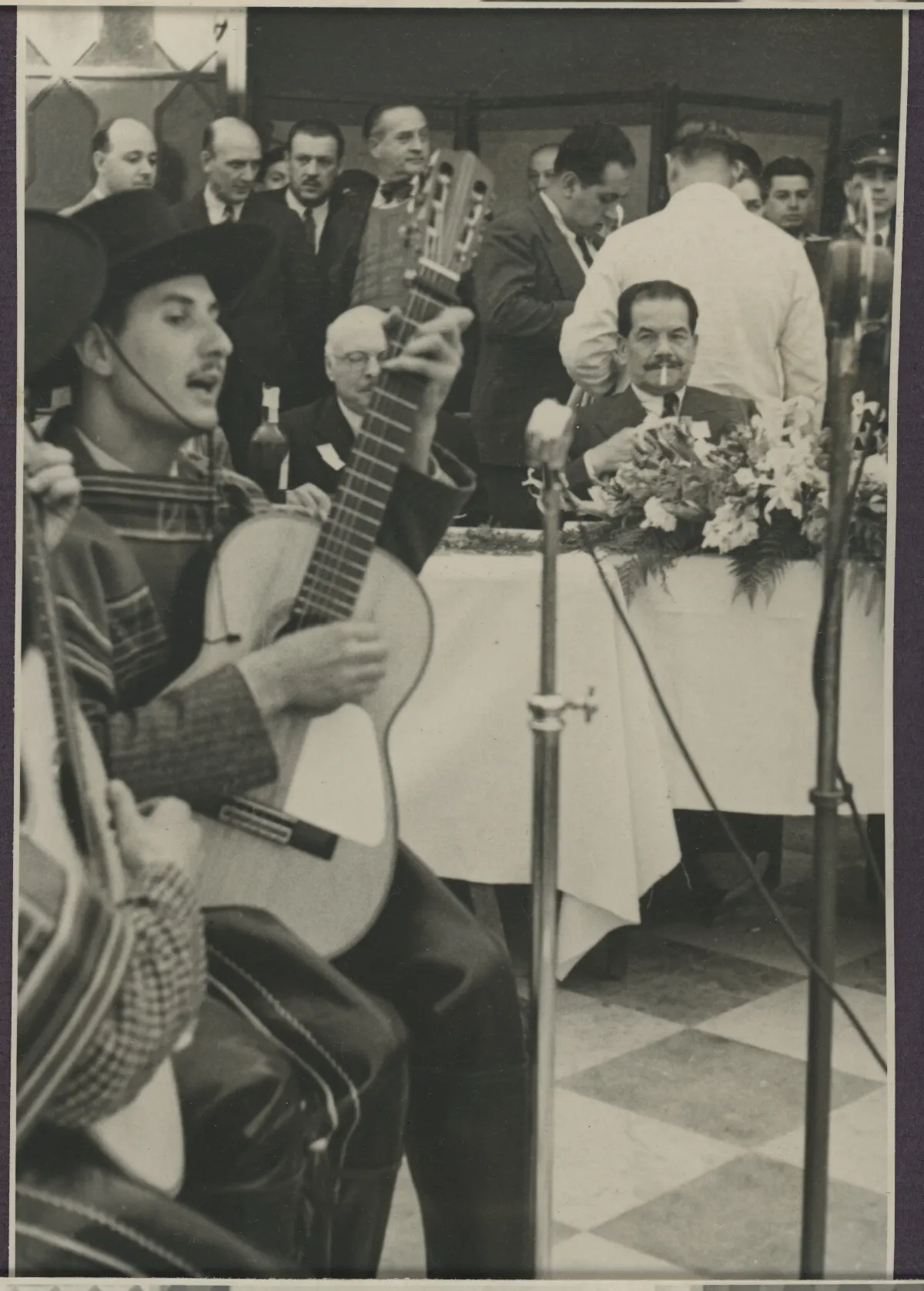 Presentación musical tradicional en acto oficial presidencial — aprox. 1939 | Chile de Ayer