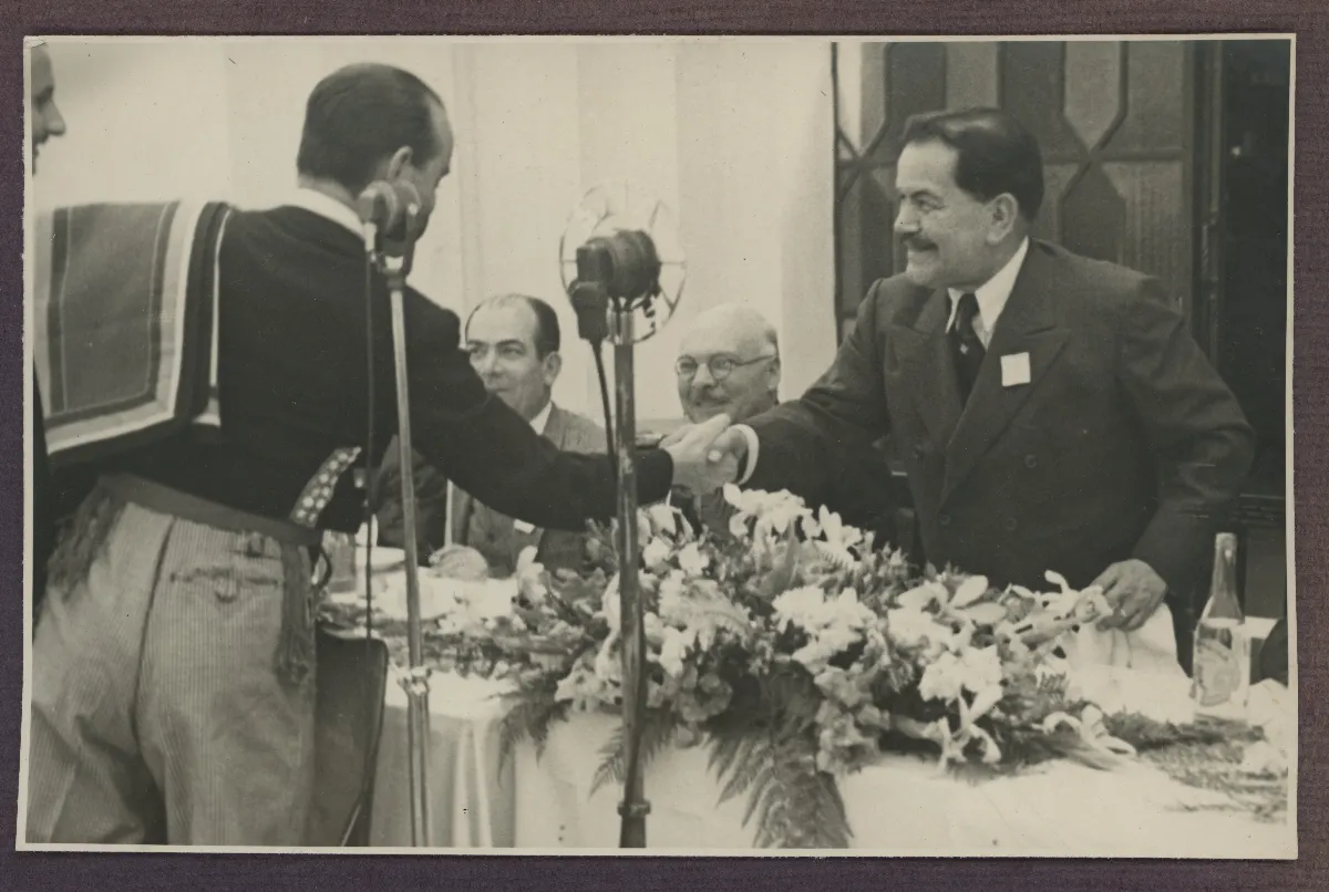 Pedro Aguirre Cerda en acto protocolar durante banquete oficial — aprox. 1940 | Chile de Ayer