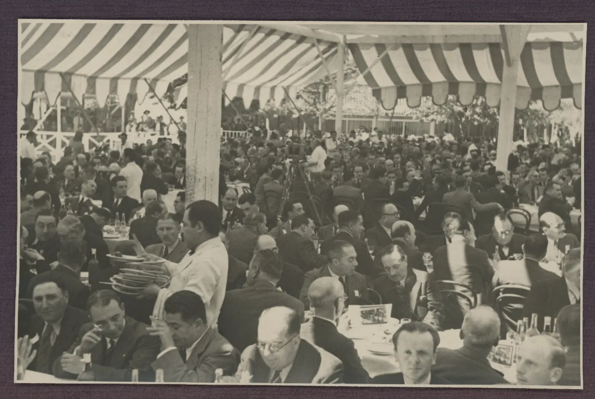 Acto oficial con banquete presidencial bajo carpas rayadas — aprox. 1939 | Chile de Ayer