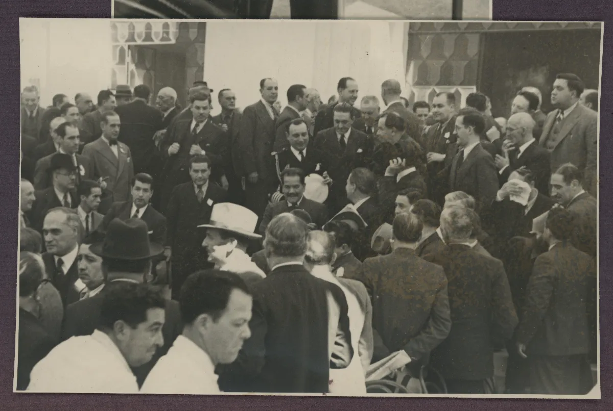 Acto oficial con autoridades civiles y militares durante el gobierno de Pedro Aguirre Cerda — aprox. 1939 | Chile de Ayer